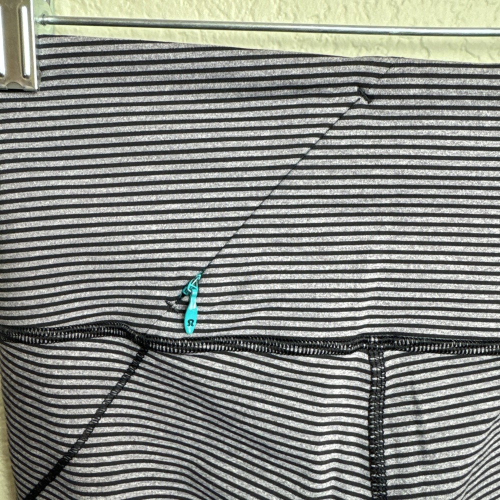 Lululemon Runner Crop Women's Leggings Black Gray Stripe Size 4‎ Zipper Ankles - Picture 5 of 7